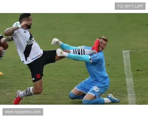 足球明星精彩瞬间高清图片展现踢人动作的魅力与激情